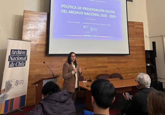 Mujer exponiendo en un salón.