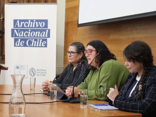 Tres mujeres exponen en una mesa.