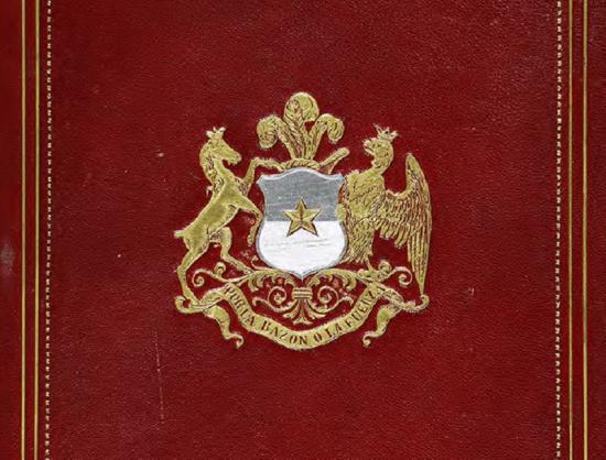 Constitución de 1925, cabe precisar que el huemul del escudo fue reempazado por un caballo, ya que la impreisón del voumen fue realizado en el extranjero.