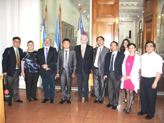 Delegación china con autoridades del Archivo Nacional y la Dibam.