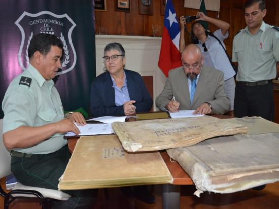 Entrega de documentos al ART. Foto de Gendarmería de Iquique.