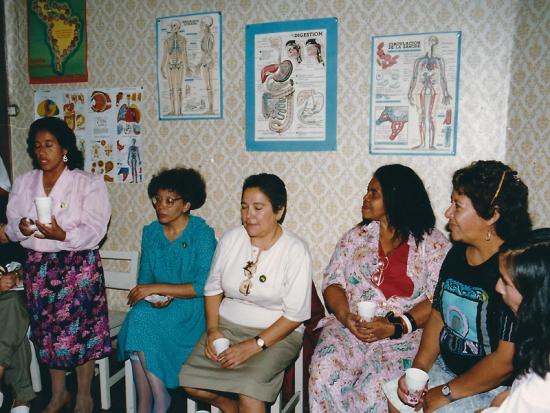 Grupo mujres sentadas.