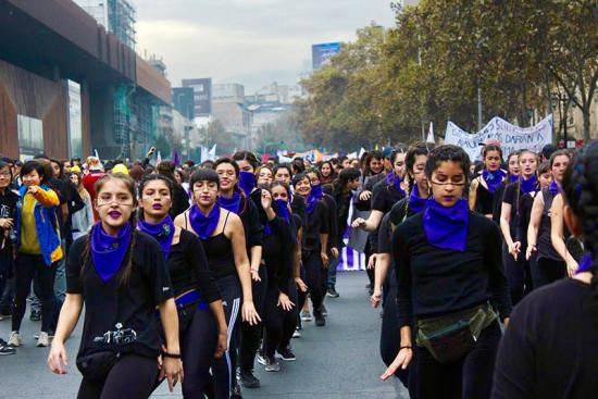 Mujeres jóvenes marchando.