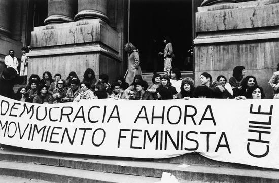Mujeres con lienzo de protesta frente a la Biblioteca Nacional.