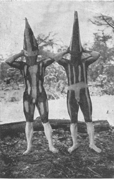 Hombres selk'nam con el cuerpo y rostro pintado.