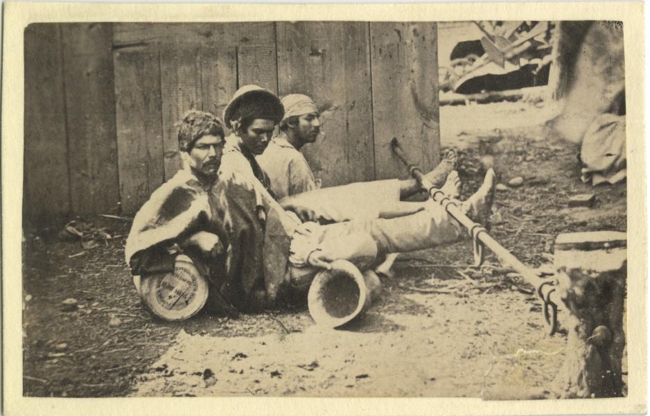 Hombres apresados en una madero.