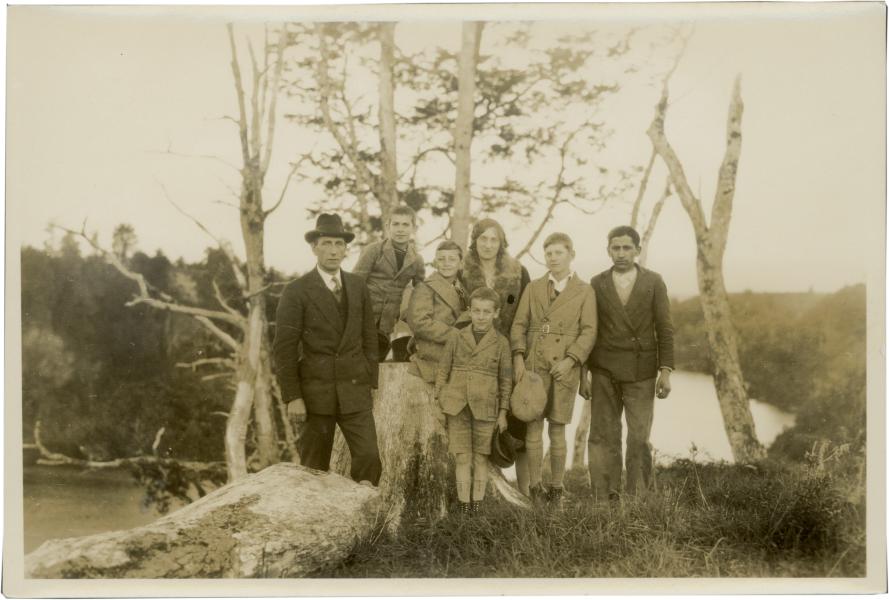 Grupo de personas en el campo.