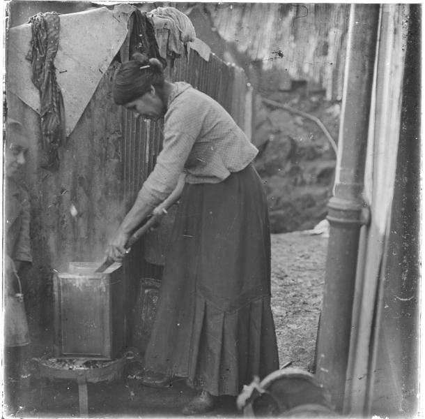 Mujer lavanso en una olla.