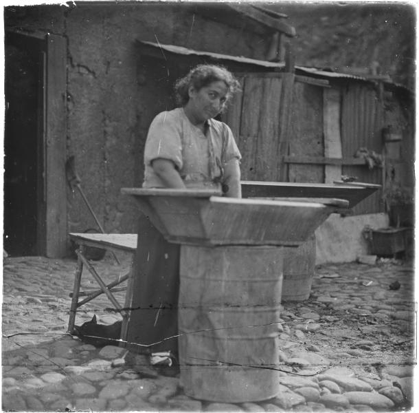 Mujer lavando en una artesa.