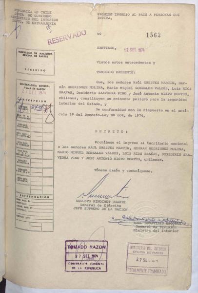 Decreto de prohibición de ingreso a Chile de diversas personas, firmado por Augusto Pinochet, 12 de septiembre 1974. Archivo Nacional de la Administración, Ministerio del Interior, volumen 21652. Decreto.
