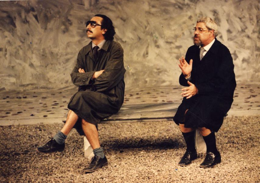 Escena de la obra de teatro de Marco Antonio de la Parra, «La Secreta Obscenidad de cada día», con Jorge Soza  y Julio Jung. 1989.