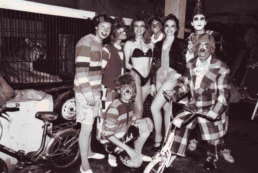 Payasos y trapecistas.