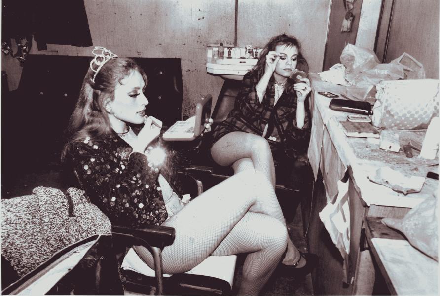 Trapecistas maquillándose.