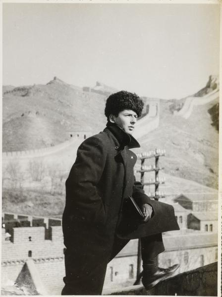 Miguel Enriquez en la Gran Muralla China, 1966. Fondo familiar. Joven mirando a lo lejos.
