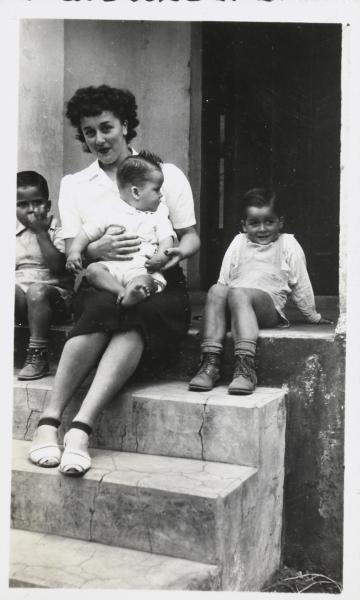 Foto mujeer con hijos.