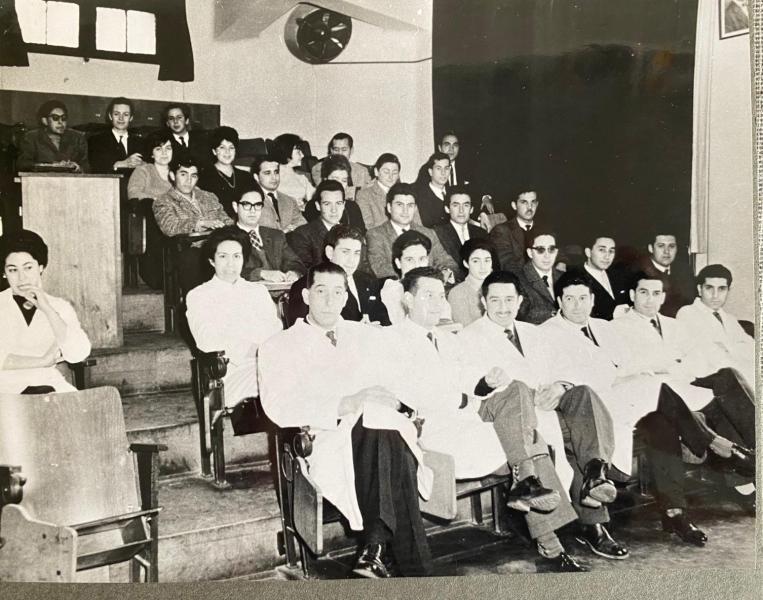 Grupo de jóvenes entados.