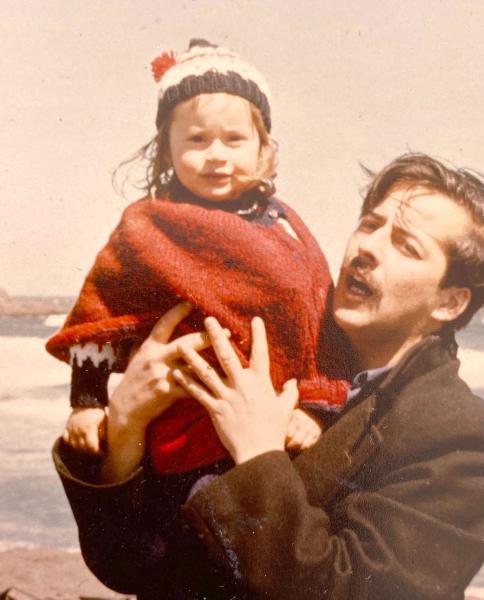 Miguel Enríquez con su hija Javiera. Fondo familiar. Hombre con bebé.