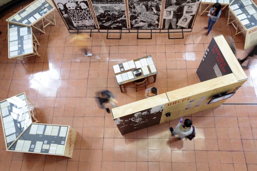 Exhibición temporal «1973: memorias y documentos de un país fracturado», en el Salón Los Conservadores del Archivo Nacional Histórico. Fotógrafa: Micaela Valdivia. Gente viendo exposición.