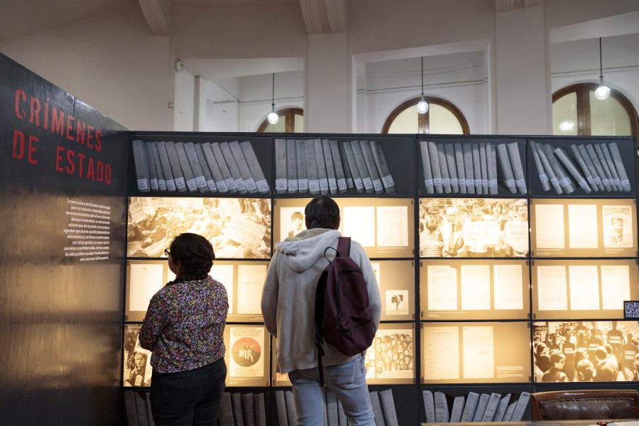 Exhibición temporal «1973: memorias y documentos de un país fracturado», en el Salón Los Conservadores del Archivo Nacional Histórico. Fotógrafa: Micaela Valdivia. :xposición