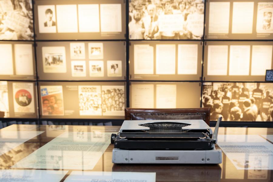 Exhibición temporal «1973: memorias y documentos de un país fracturado», en el Salón Los Conservadores del Archivo Nacional Histórico. Fotógrafa: Micaela Valdivia. Exposición.