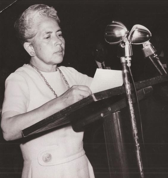 Anónimo. Homenaje a Nerhu. India. 1964. 7,5 cm. Archivo Mujer y Género Anónimo. Homenaje a Nerhu. India. 1964. 7,5 cm. Archivo Mujer y Género