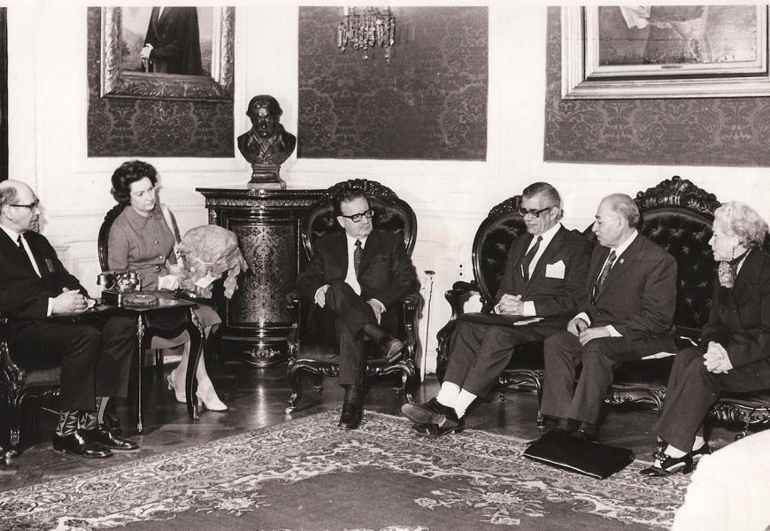 Visita a la Presidencia. Santiago. 1972. 9 x 12 cm. Archivo Mujer y Género Visita a la Presidencia. Santiago. 1972. 9 x 12 cm. Archivo Mujer y Género