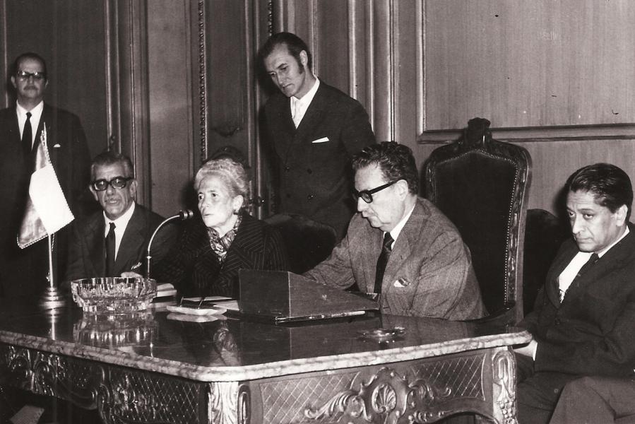 Sesión en la Presidencia. Santiago. 1972. 6 x 8,5 cm. Archivo Mujer y Género Sesión en la Presidencia. Santiago. 1972. 6 x 8,5 cm. Archivo Mujer y Género