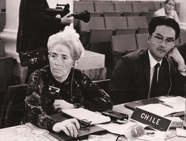 Olga Poblete en conferencia. 1973. 8,5 X 11 cm. Archivo Mujer y Género Olga Poblete en conferencia. 1973. 8,5 X 11 cm. Archivo Mujer y Género
