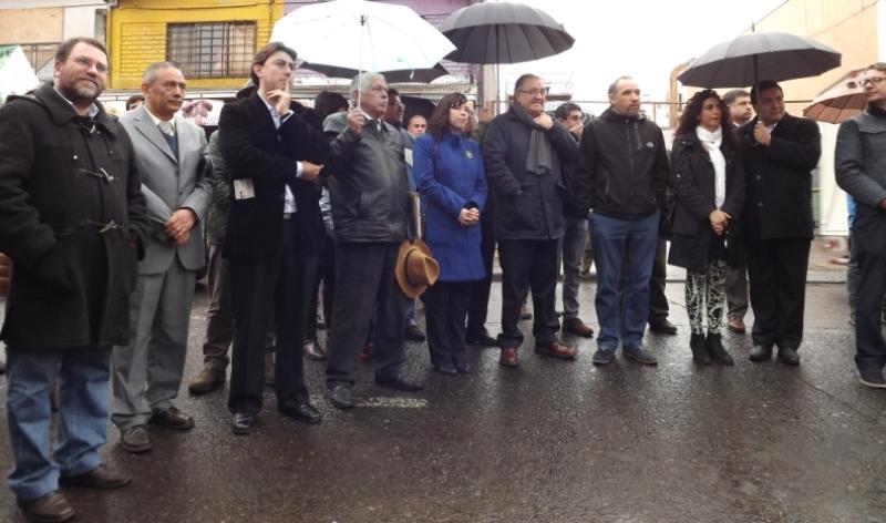 Autoridades en la ceremonia de colocación placa de Pablo Neruda en Lautaro 1436.