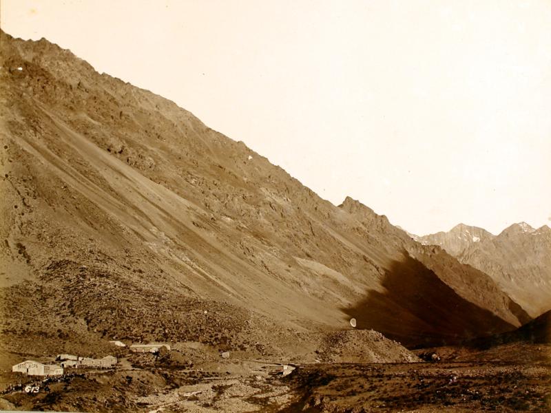 Cordillera de Los Andes y hotel Hista. Cordillera de Los Andes y hotel Hista.