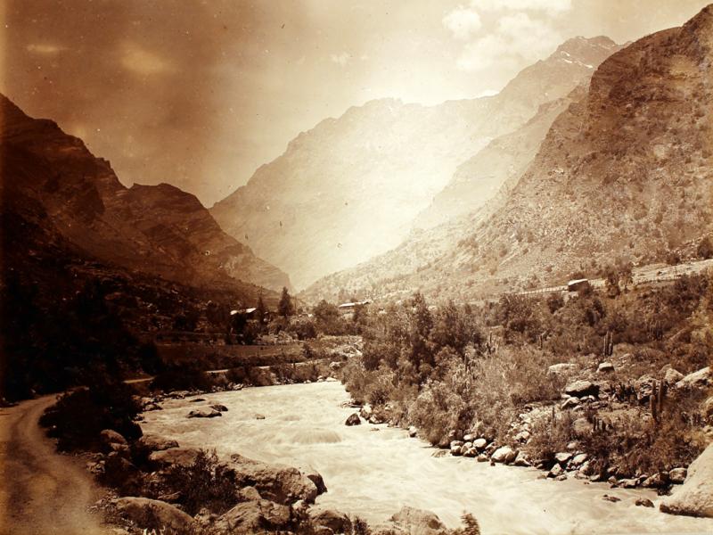 Río y casas en cordillera de Los Andes Río y casas en cordillera de Los Andes