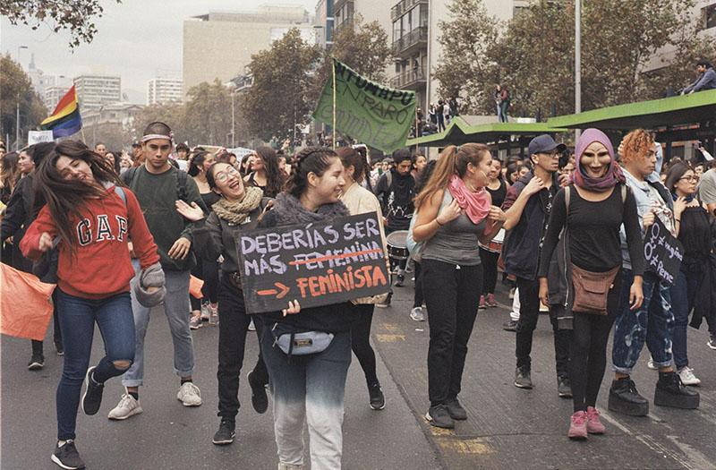 Mujer con cartel, marcha por una Educación No Sexista, Santiago, 16-05-2018. Donación Red de Historiadoras Feministas- Joaquín Pinto.