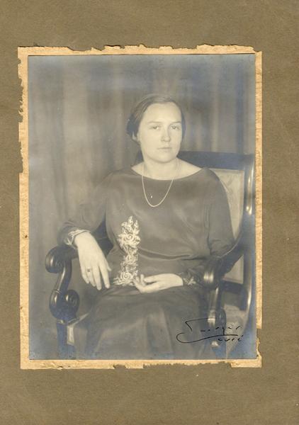 Retrato de Elena Caffarena Morice, sin año. AMG, Fondo Elena Caffarena, caja 12.