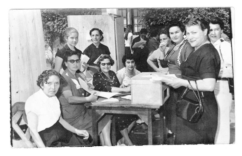 Mesa de votación de mujeres en el Estadio Nacional, Santiago, 1952. AMG, Grupo Fondos Donaciones, caja 20.