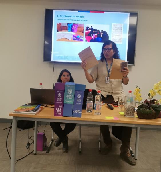 Natalia Gónzález y José Fernández en el “2º encuentro de encargadas/os de biblioteca de colegios alemanes en Chile”,