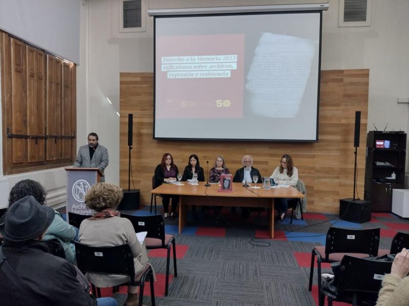 Panelistas de la mesa de presentación del libro “Derecho a la memoria 2023. Reflexiones sobre archivos, represión y resistencias”.