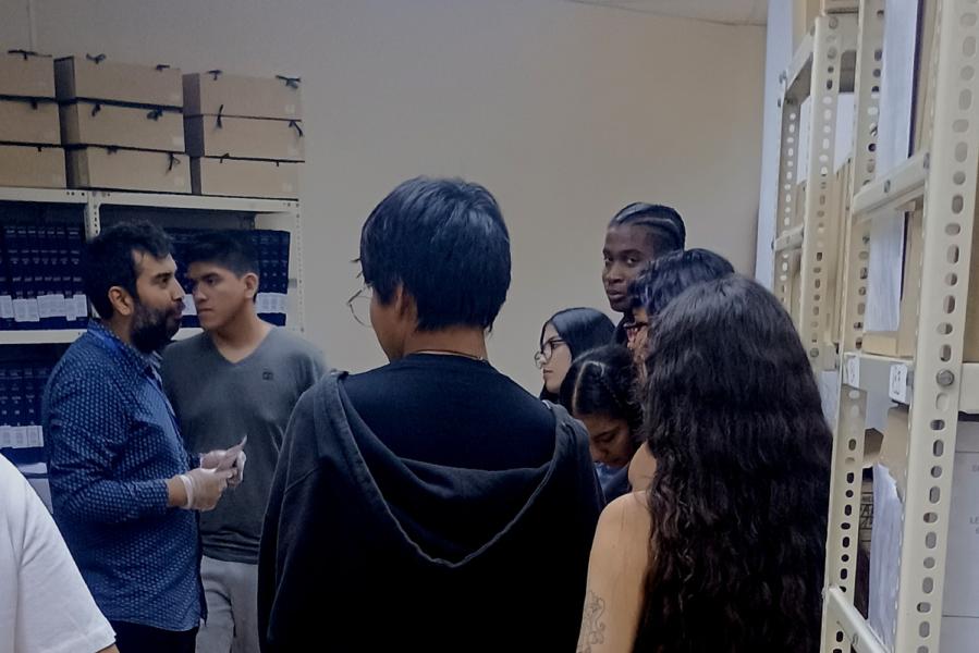 Alumnos/as de la UNAP visitando el ART.